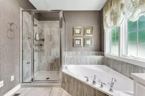 Bath - 3901 E Villa Way, Springfield, MO 65809 photo 2 of 5