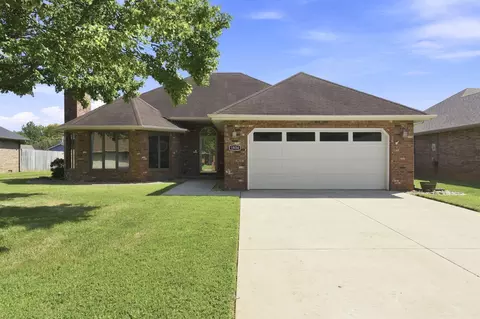 1934 E Ridgewood Dr, Springfield, MO 65804
