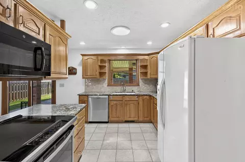 Kitchen - 1934 E Ridgewood Dr, Springfield, MO 65804 photo 2 of 3