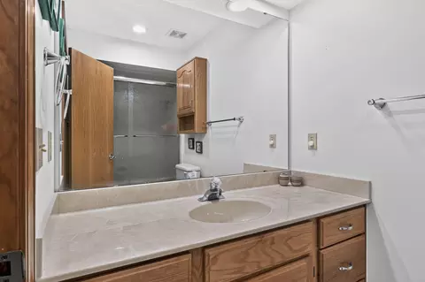 Bath - 1934 E Ridgewood Dr, Springfield, MO 65804 photo 3 of 3