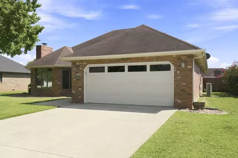 Exterior - 1934 E Ridgewood Dr, Springfield, MO 65804 photo 2 of 6