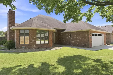 Exterior - 1934 E Ridgewood Dr, Springfield, MO 65804 photo 3 of 6