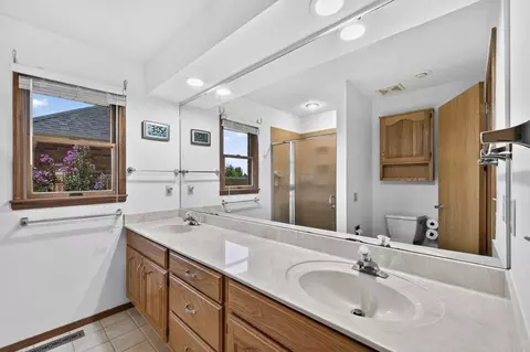 Bath - 1934 E Ridgewood Dr, Springfield, MO 65804 photo 1 of 3