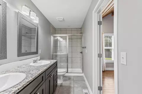 Bath - 832 Shaffer St, Marshfield, MO 65706 photo 2 of 3