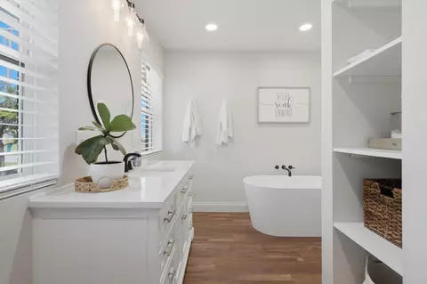 Bath - 226 N Hampton Ave, Republic, MO 65738 photo 4 of 7