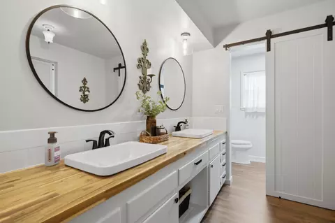 Bath - 226 N Hampton Ave, Republic, MO 65738 photo 6 of 7