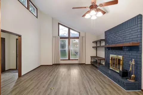 Living - 4740 S Glenn Ave, Springfield, MO 65810 photo 2 of 4