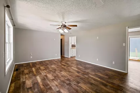 Living - 109 Circle Dr, Monett, MO 65708 photo 3 of 4