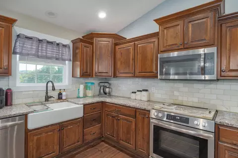 Kitchen - 1257 Elkhead Rd, Sparta, MO 65753 photo 2 of 3