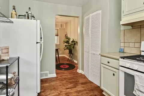 Kitchen - 1035 E Linwood Ter, Springfield, MO 65807 photo 4 of 11