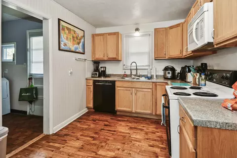 Kitchen - 1035 E Linwood Ter, Springfield, MO 65807 photo 8 of 11