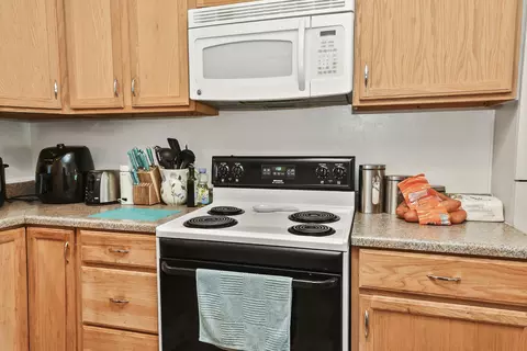 Kitchen - 1035 E Linwood Ter, Springfield, MO 65807 photo 9 of 11