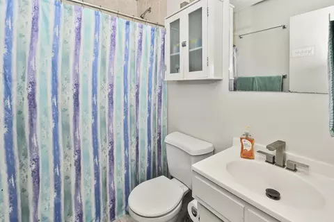 Bath - 1035 E Linwood Ter, Springfield, MO 65807 photo 3 of 3