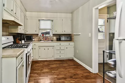 Kitchen - 1035 E Linwood Ter, Springfield, MO 65807 photo 1 of 11