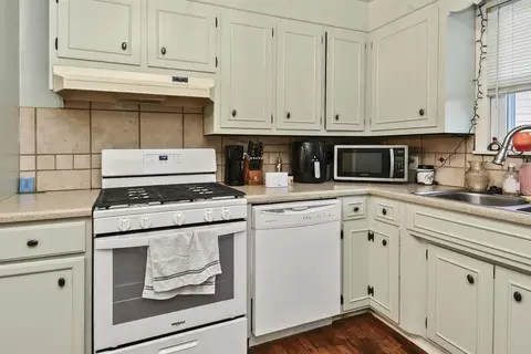Kitchen - 1035 E Linwood Ter, Springfield, MO 65807 photo 2 of 11