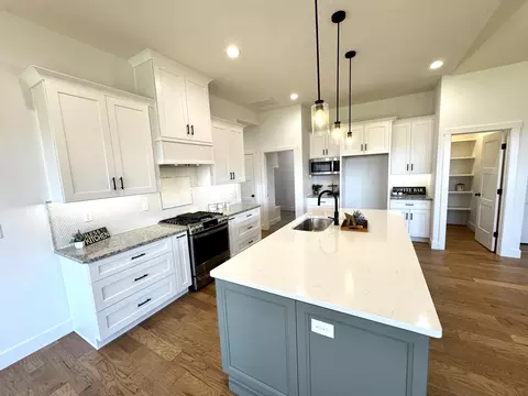 Kitchen - 1620 W Silver Oak Dr, Springfield, MO 65810 photo 7 of 12