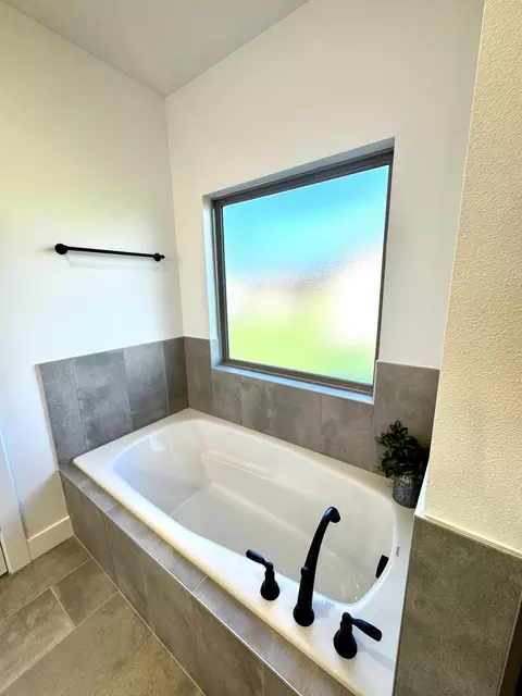 Bath - 1620 W Silver Oak Dr, Springfield, MO 65810 photo 6 of 9