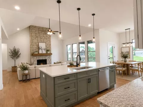 Kitchen - 1620 W Silver Oak Dr, Springfield, MO 65810 photo 6 of 12