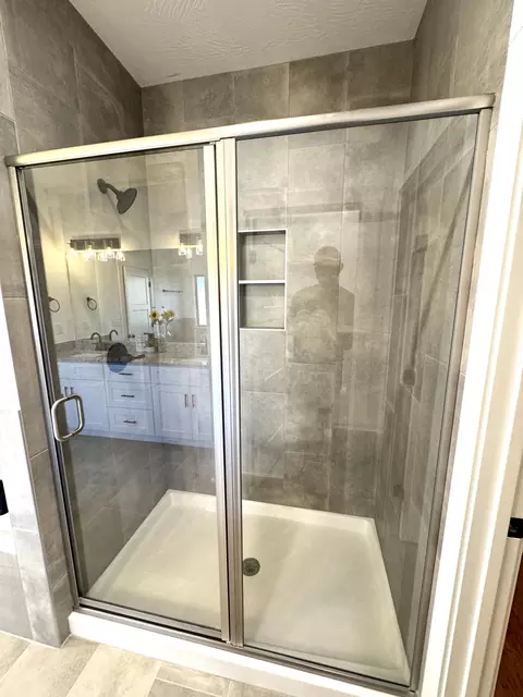 Bath - 1620 W Silver Oak Dr, Springfield, MO 65810 photo 5 of 9