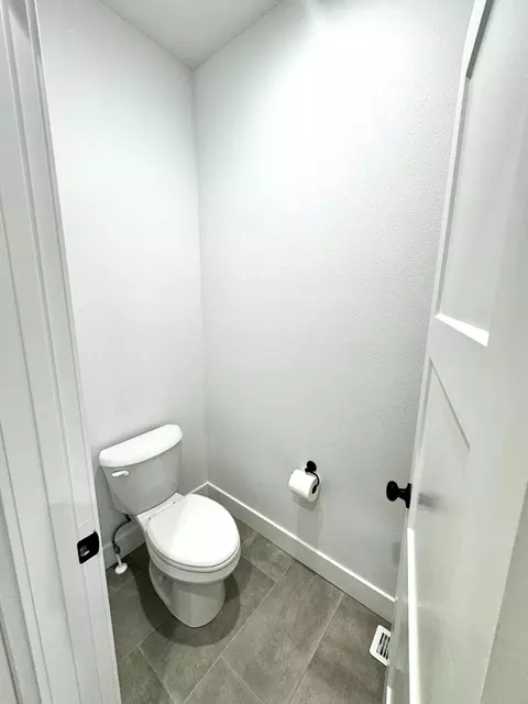 Bath - 1620 W Silver Oak Dr, Springfield, MO 65810 photo 7 of 9
