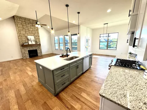 Kitchen - 1620 W Silver Oak Dr, Springfield, MO 65810 photo 9 of 12