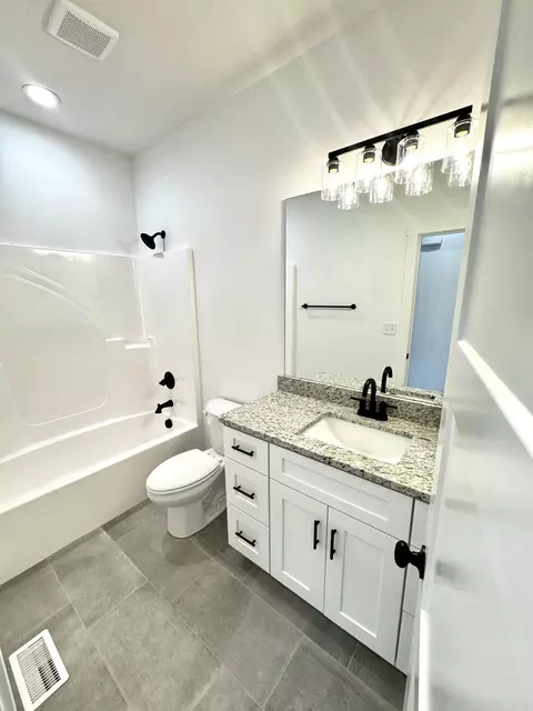 Bath - 1620 W Silver Oak Dr, Springfield, MO 65810 photo 3 of 9