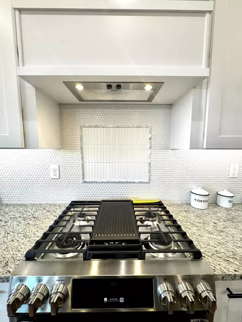 Kitchen - 1620 W Silver Oak Dr, Springfield, MO 65810 photo 8 of 12