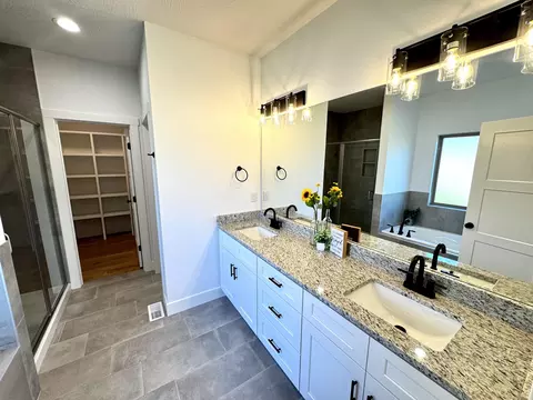Bath - 1620 W Silver Oak Dr, Springfield, MO 65810 photo 9 of 9