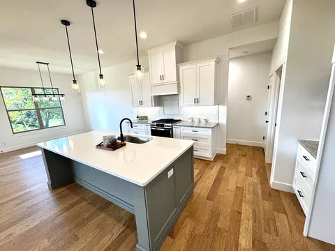Kitchen - 1620 W Silver Oak Dr, Springfield, MO 65810 photo 10 of 12