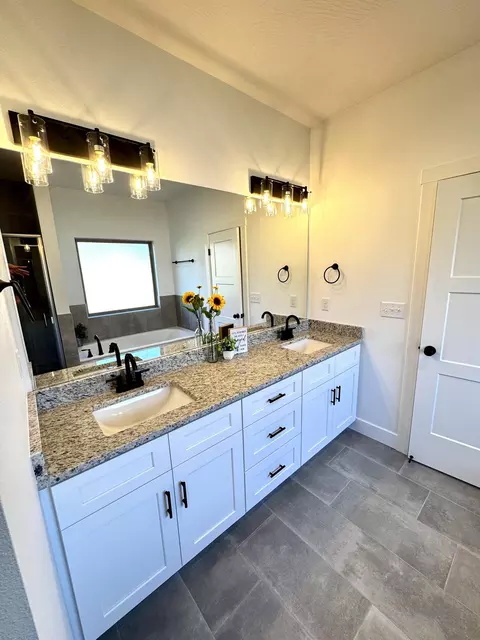 Bath - 1620 W Silver Oak Dr, Springfield, MO 65810 photo 4 of 9
