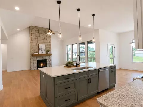 Kitchen - 1620 W Silver Oak Dr, Springfield, MO 65810 photo 5 of 12