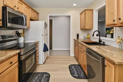 Kitchen - 2013 E Jay St, Ozark, MO 65721 photo 4 of 5