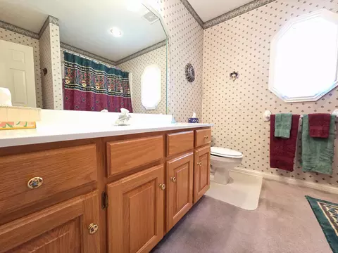 Bath - 1228 W Beekman St, Springfield, MO 65810 photo 4 of 15