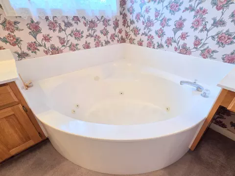 Bath - 1228 W Beekman St, Springfield, MO 65810 photo 10 of 15