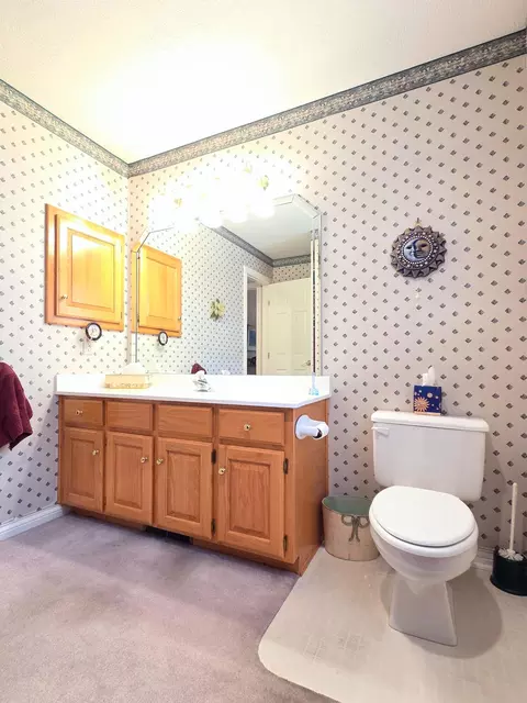 Bath - 1228 W Beekman St, Springfield, MO 65810 photo 3 of 15