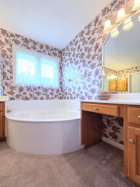 Bath - 1228 W Beekman St, Springfield, MO 65810 photo 13 of 15