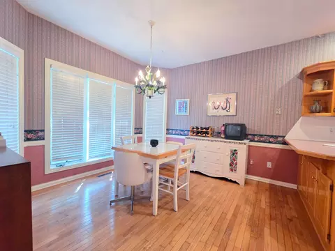 Dining - 1228 W Beekman St, Springfield, MO 65810 photo 8 of 9