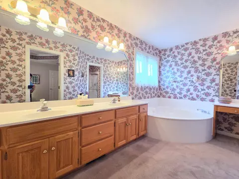 Bath - 1228 W Beekman St, Springfield, MO 65810 photo 5 of 15