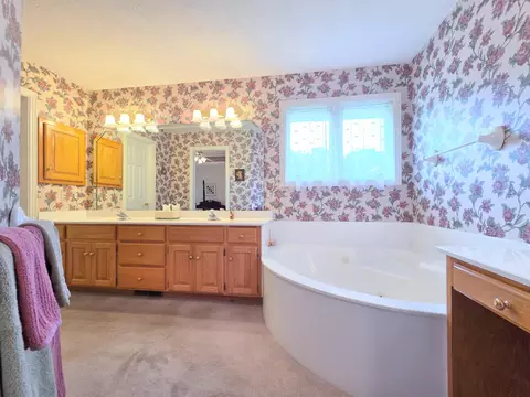 Bath - 1228 W Beekman St, Springfield, MO 65810 photo 9 of 15