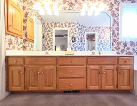 Bath - 1228 W Beekman St, Springfield, MO 65810 photo 7 of 15