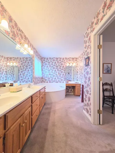 Bath - 1228 W Beekman St, Springfield, MO 65810 photo 8 of 15