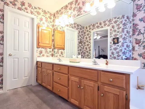 Bath - 1228 W Beekman St, Springfield, MO 65810 photo 6 of 15