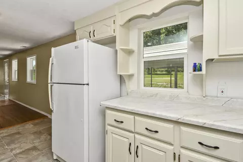 Kitchen - 533 Ghan Rd, Clever, MO 65631 photo 2 of 4