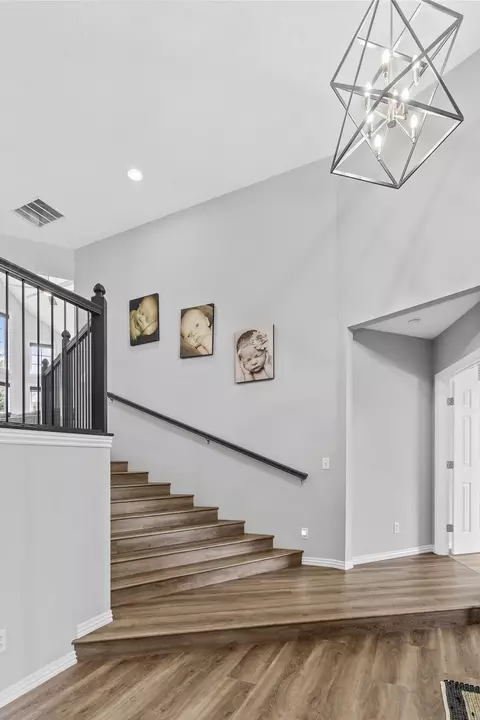Entry Way - 2364 S Forrest Heights Ave, Springfield, MO 65809 photo 4 of 9