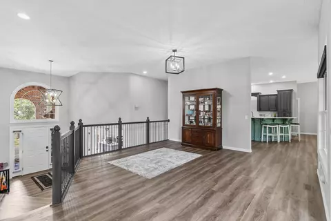 Entry Way - 2364 S Forrest Heights Ave, Springfield, MO 65809 photo 6 of 9