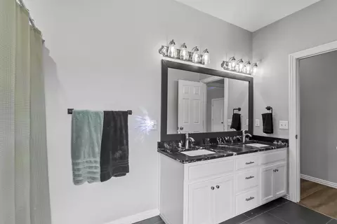 Bath - 2364 S Forrest Heights Ave, Springfield, MO 65809 photo 3 of 4