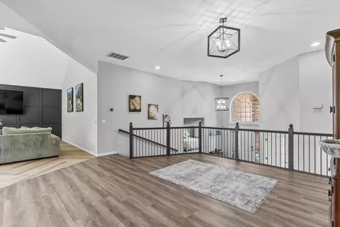 Entry Way - 2364 S Forrest Heights Ave, Springfield, MO 65809 photo 5 of 9