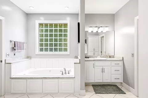 Bath - 1468 S Bright Oak Ave, Springfield, MO 65809 photo 1 of 7