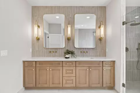 Bath - 2050 N Silver Charm Ave, Springfield, MO 65802 photo 1 of 7