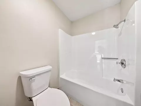 Bath - 2738 E Verona St, Springfield, MO 65804 photo 2 of 3